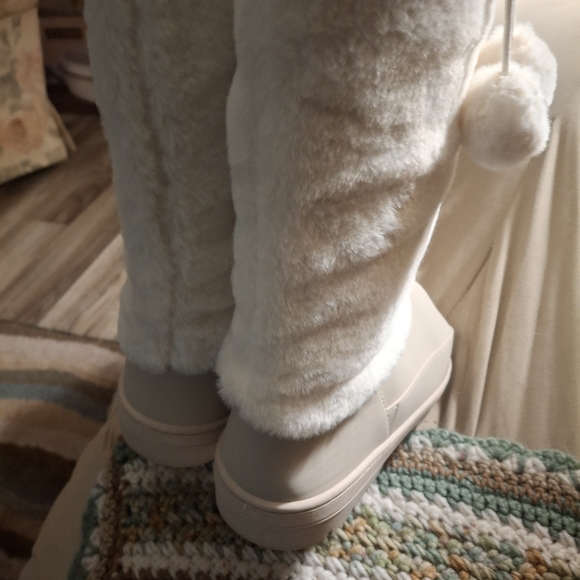 Fuzzy Boots size 9 - Picture 4 of 5